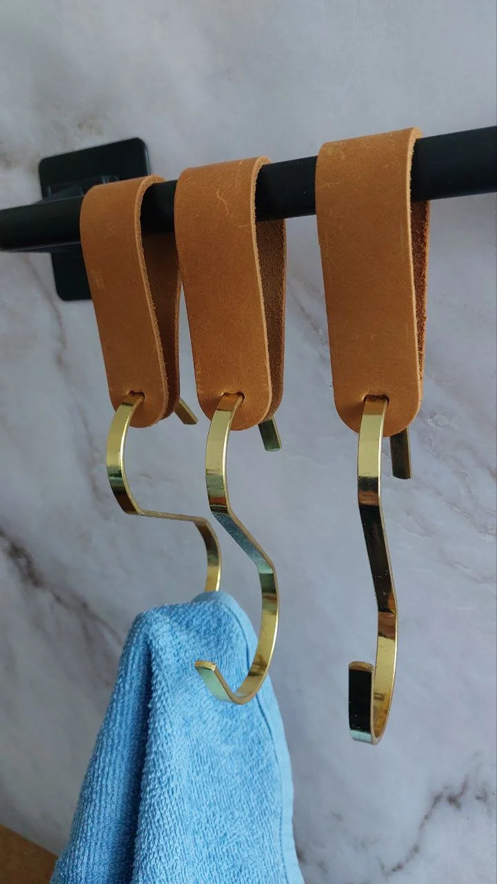 Крупный план крючка Lemon Craft на фоне дерева